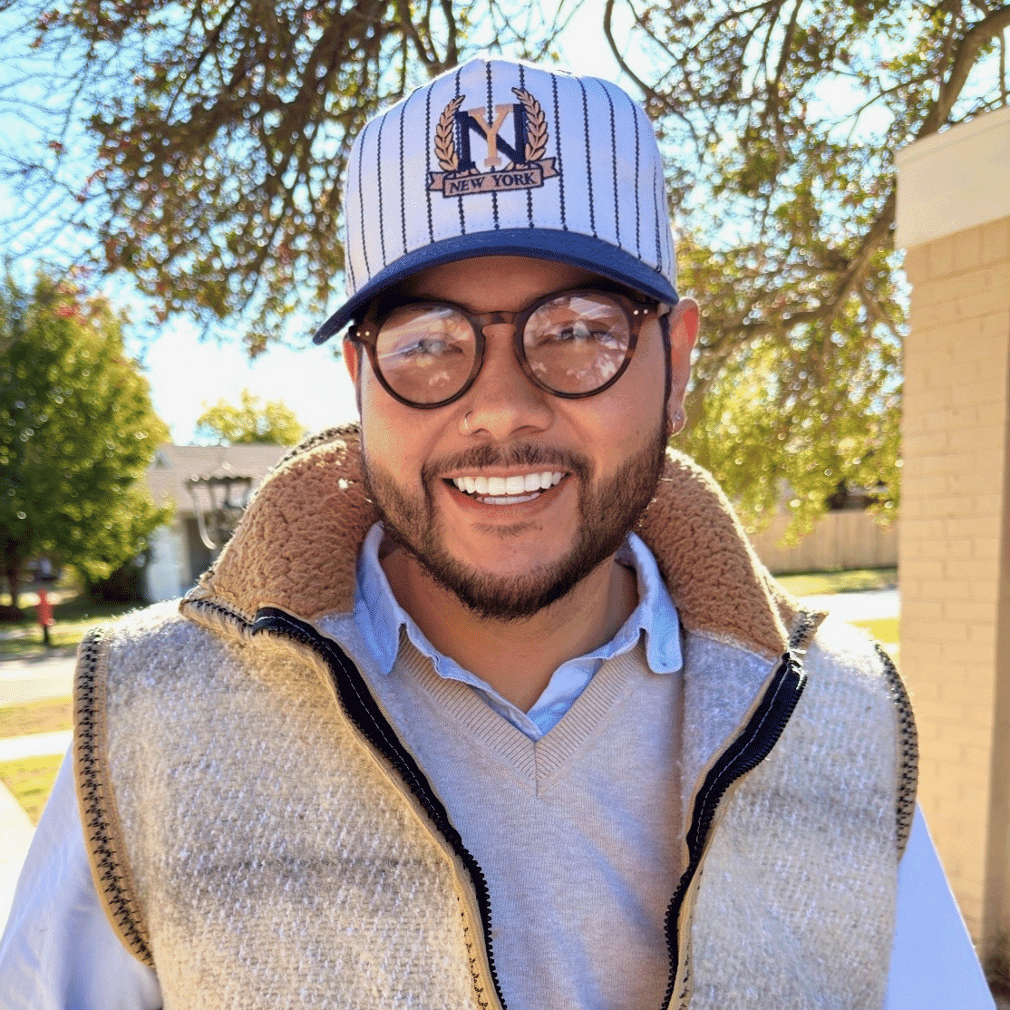 Portrait of Gustavo Ruiz, a professional stylist at Salon Wave, showcasing their expertise and style.